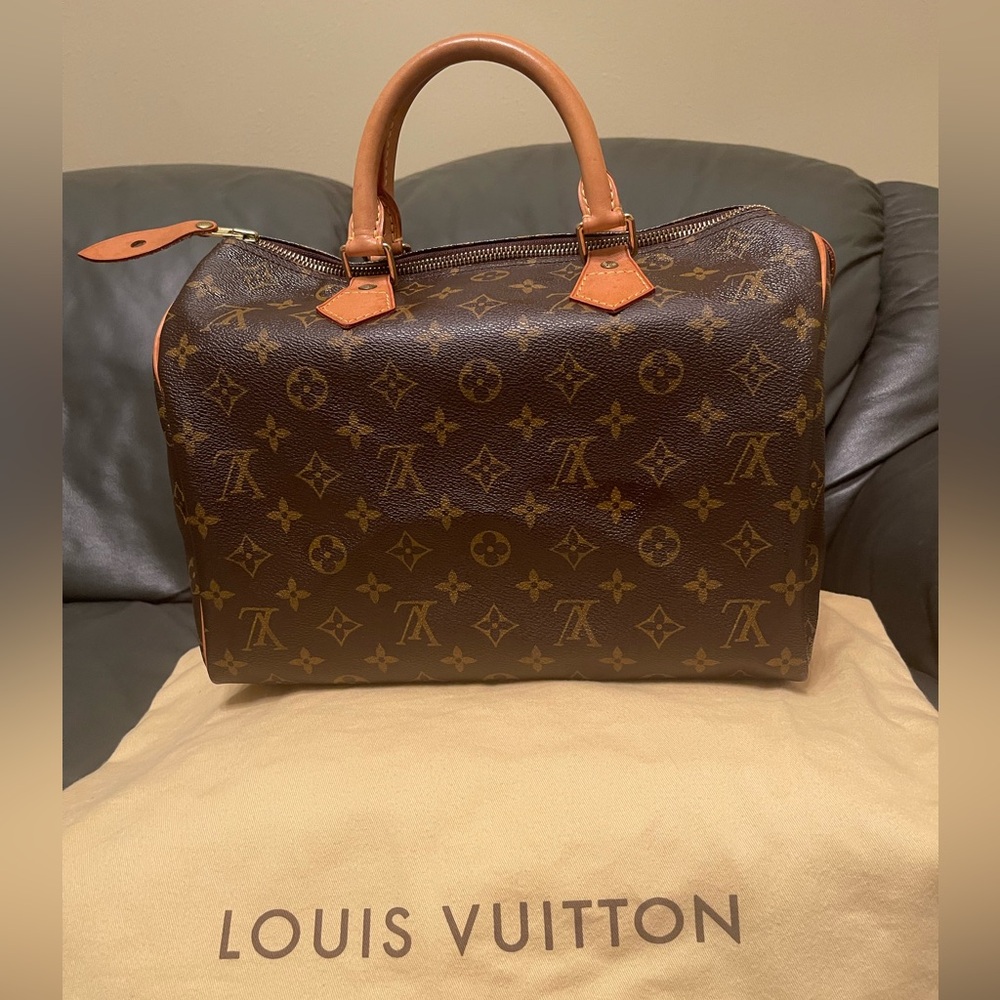 Preowned Louis Vuitton speedy 30 in excellent condition.